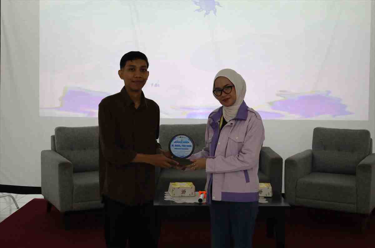 Penyerahan Plakat